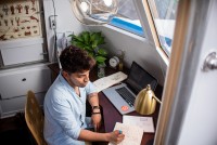 Produktifitas Menurun Selama WFH? Cobalah Tips Berikut Untuk Membuat Rumah Senyaman Kantor