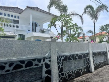 Rumah Cantik Pinggir Pantai Meninting Dekat Pantai Senggigi, Lombok Barat #1