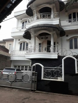 Rumah Klasik Mewah 3 Lantai Di Cibubur #1