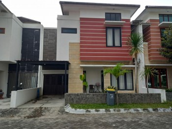 Rumah Mewah 2 Lantai Dalam Perumahan Di Purwomartani #1