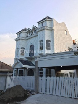 Dijual Rumah Baru American Classic Area Citraland Surabaya Barat Plus Kolam Renang Pribadi+ Carport Masuk4 Mobil , Strategis Area Lakarsantri - Lidah Kulon #1