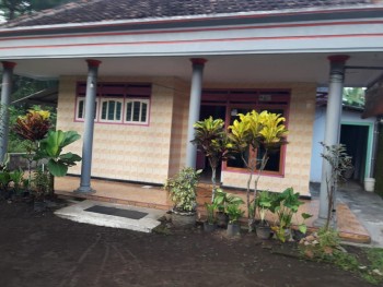 Rumah Kampung Di Kabupaten Malangraya Di Desa Celumprit Pagelaran #1