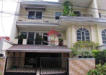 Rumah Siap Huni Dengan Halaman Luas Di Setiabudi Jakarta Selatan #1
