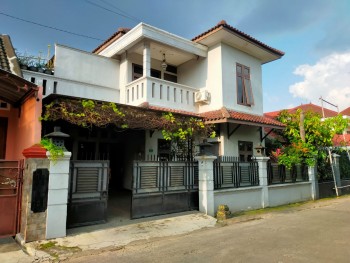 Rumah 2 Lantai, Shm, Furnished, Hadap Selatan, Depan Rumah Ada Tanah Luas Berupa Taman Di Ngelempongsari, Sleman, Jogjakarta #1