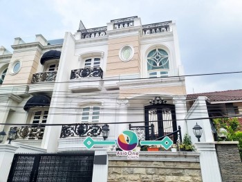 Dijual Rumah Cantik Design Classic Modern 3,5 Lantai Semi Furnish Di Pela Mampang, Jakarta Selatan #1