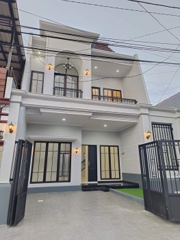 Dijual Rumah 2 Lantai Bangunan Baru American Clasic Siap Huni Lokasi Pbi Araya Blimbing Kota Malang 1,85 Milyar #1
